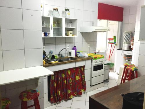 a kitchen with white cabinets and a sink at Apartamento Barra Velha in Barra Velha