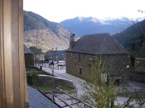 a stone building with a view of a mountain at Hotelet de Betlan in Betlán