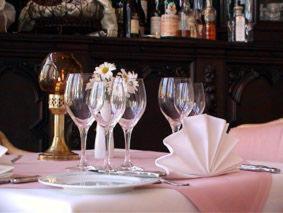 a table with wine glasses on a pink table cloth at Balthasar Neumann Speiserei & Gästehaus - Zentrum Brühl -E-Ladestation, nähe Phantasialand in Brühl