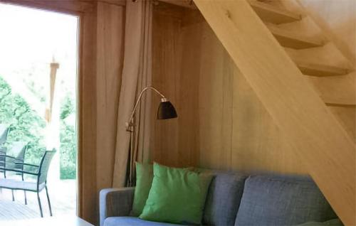 - un canapé bleu avec des oreillers verts dans le salon dans l'établissement Beautiful Apartment In Saint-Affrique, à Saint-Affrique