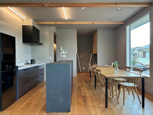 Una cocina o zona de cocina en Beach enzi ビーチ エンジ
