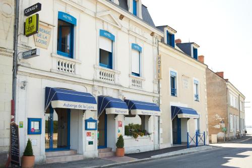 un edificio con toldos azules en una calle en Auberge de la Loire en Montjean-sur-Loire