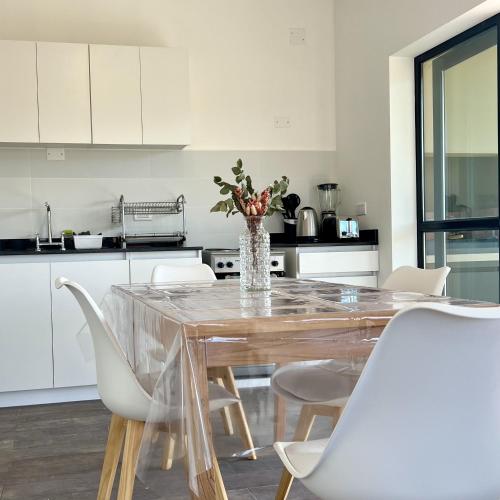 a kitchen with a table with chairs and a vase with flowers at Lo de Nieves - Casa con hermosa vista al pueblo y gran ubicación in Cachí