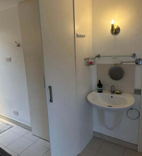 Et badeværelse på EnSuite Double Room With Own Entrance London - IG8 - Free on street parking