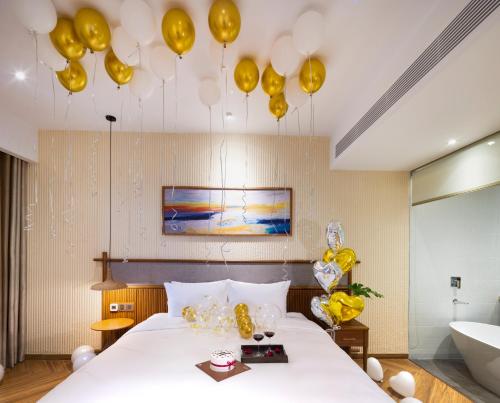 Ένα ή περισσότερα κρεβάτια σε δωμάτιο στο Iconic Long Hai Hotel