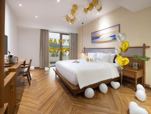 Ένα ή περισσότερα κρεβάτια σε δωμάτιο στο Iconic Long Hai Hotel