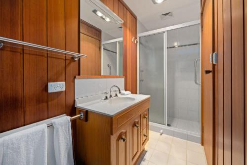 a bathroom with a sink and a shower at Elvira 1 bedroom in Jindabyne