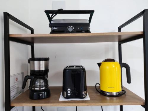 a shelf with various appliances on it at Aconchegante 4 Pessoas Hakka Eventos, Hospitais e Feirinha in Sao Paulo