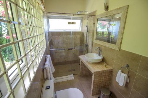 W łazience znajduje się umywalka, toaleta i lustro. w obiekcie Kaz Bulinger w mieście Machabee