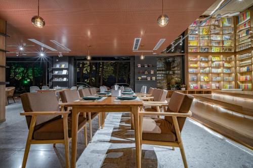 a dining room with a long table and chairs at iTree Guanhu Academy Huizhou West Lake in Huizhou