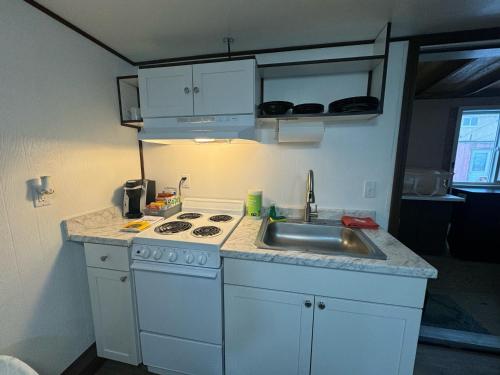 Dapur atau dapur kecil di Kings Studio Apartment C