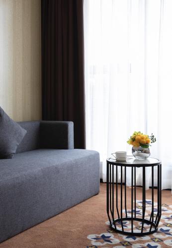 a living room with a couch and a table at Paco Ya Hotel Zhanjiang Guomao People's Square in Zhanjiang