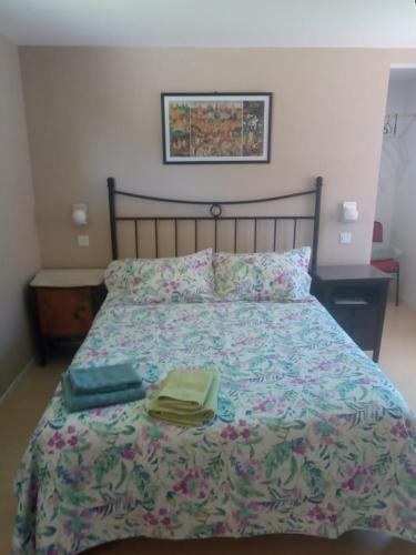 a bed with a blanket and two bags on it at Casa Towanda in San Carlos de Bariloche