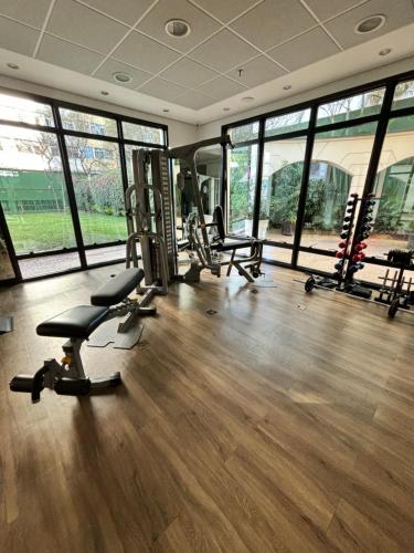 Fitness centrum a/nebo fitness zařízení v ubytování Flat Univer Pamplona Jardins com cozinha e garagem 1901