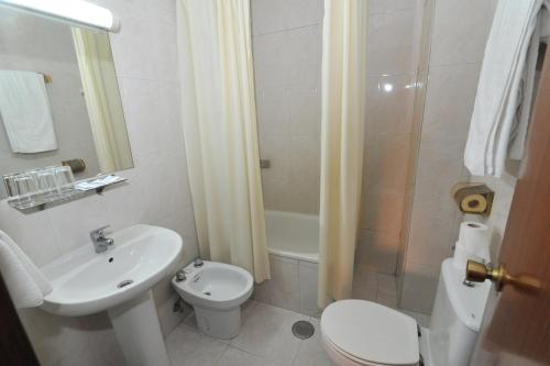 A bathroom at Hostal Goyma I