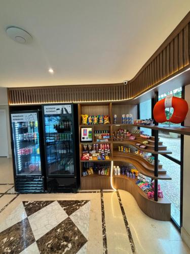Supermarket nebo jiné obchody v  hotelu nebo okolí