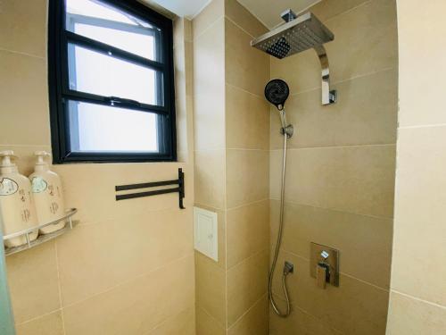 a shower with a shower head in a bathroom at 叁三民宿 in Dali