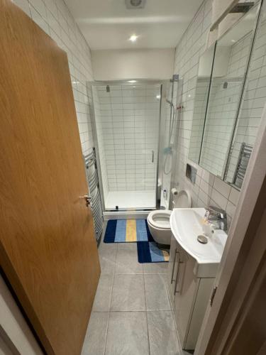 Un baño con inodoro, lavabo y ducha. en One bed room near Wembley stadium, en Preston
