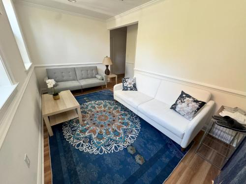 Posezení v ubytování Entire 4 bedroom familyfriendly basement apartment, MetroWalk