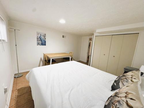 Postel nebo postele na pokoji v ubytování Entire 4 bedroom familyfriendly basement apartment, MetroWalk
