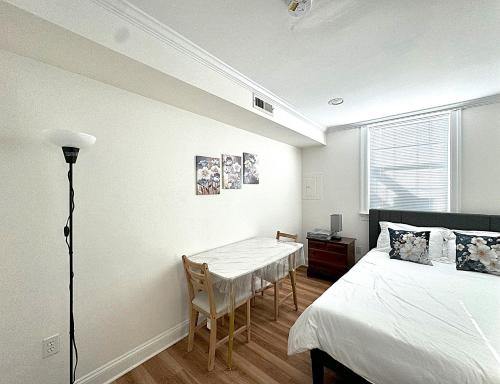 Postel nebo postele na pokoji v ubytování Entire 4 bedroom familyfriendly basement apartment, MetroWalk
