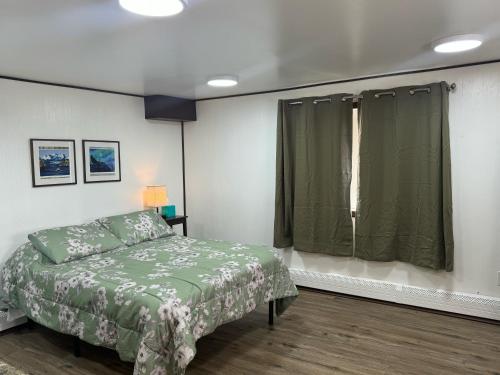 Katil atau katil-katil dalam bilik di Kings Studio Apartment C