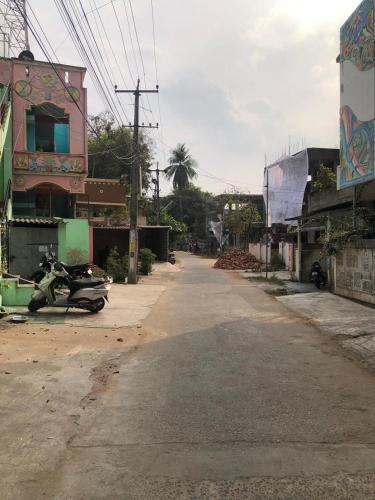 an empty street with a scooter parked on the side at Kodali Homestays in Bhadrāchalam