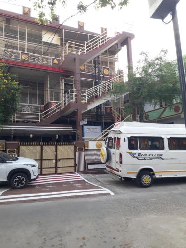 a white bus parked in front of a building at Kodali Homestays in Bhadrāchalam