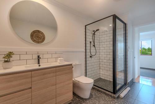 Un baño con ducha, inodoro y lavabo. en Heliconia 14 - Oceanviews and Buggy, en Hamilton Island