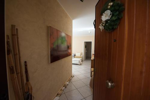 un corridoio con una stanza con un dipinto sul muro di B&B In Principio Vitae - L'infinito con tatto a Recanati