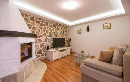 TV a/nebo společenská místnost v ubytování One-Bedroom Holiday Home With Sea View In Makarska