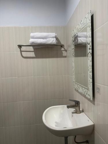 Koupelna v ubytování New Mekar Jaya Hotel
