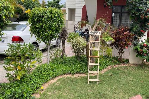 Un jardín fuera de Villa with tropical garden