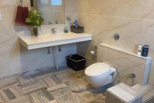 Un baño de Villa with tropical garden