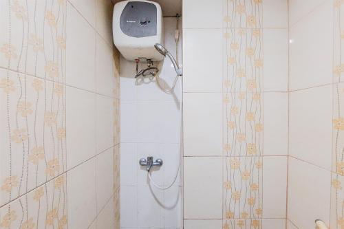 Koupelna v ubytování Comfy and Warm Studio Serpong Greenview Apartment By Travelio
