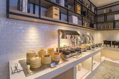 een toonbank in een winkel met vaten voedsel bij Echarm Hotel Liudong Wuling Liuqi Of Liuzhou in Luorong