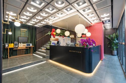 Kuchyň nebo kuchyňský kout v ubytování Beijing Tangfu Sanlitun BOUTIQUE Hotel---Breakfast, restaurant and bar, close to Tian'anmen Square Forbidden City Temple of Heaven, laundry, gym, robot, ticket service, located in city center Metro line 2, one station to Airport Express