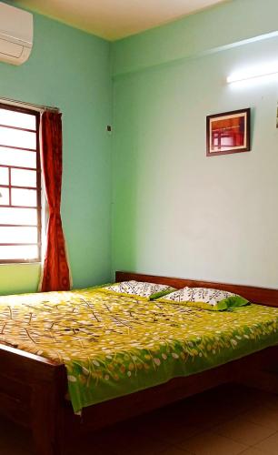 Katil atau katil-katil dalam bilik di BhoboGHURE HomeSTAY Santiniketan