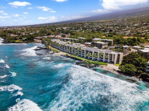カイルア・コナにあるGorgeous Blue Ocean Views, AC, Sunsets & 1-Min Walk to Beachのビーチにあるリゾートの航空写真
