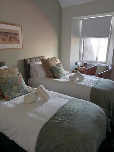 two beds sitting next to each other in a room at The Rhu Inn in Rhu