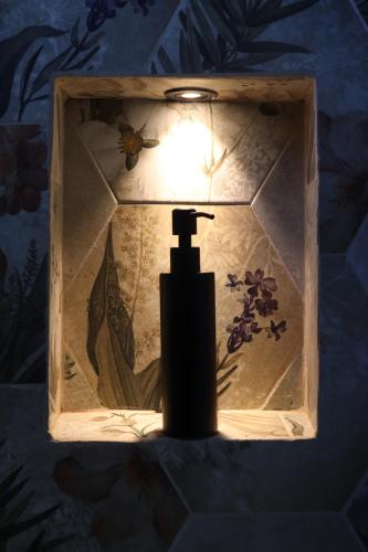 a bottle of soap in a box with a light at Glamping en Hermosa Granja in Cogua