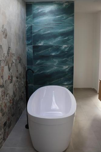 a bathroom with a white toilet in a room at Glamping en Hermosa Granja in Cogua