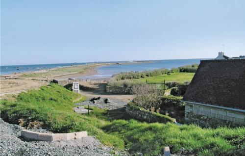 une vue sur la plage, une maison et l'océan dans l'établissement Gorgeous Home In Pleubian With Kitchen, à Pleubian