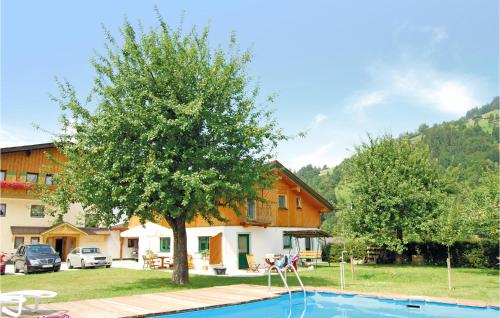 ein Haus mit einem Baum und einem Pool in der Unterkunft Ferienhaus - Westendorf in Westendorf