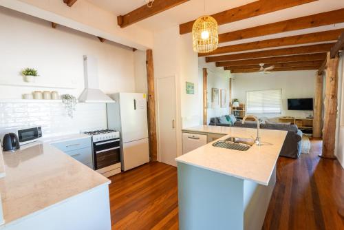 Una cocina o cocineta en Tree & Sea sleeps 11