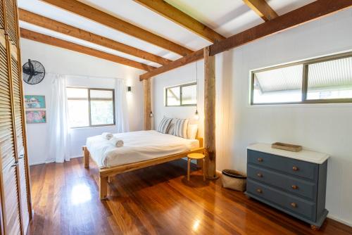 Una cama o camas en una habitación de Tree & Sea sleeps 11