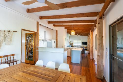 Una cocina o cocineta en Tree & Sea sleeps 11