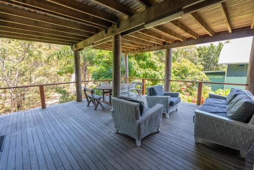 Un balcón o terraza en Tree & Sea sleeps 11