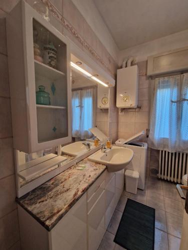 a bathroom with two sinks and a large mirror at Casa rosario e annamaria in Torri del Benaco