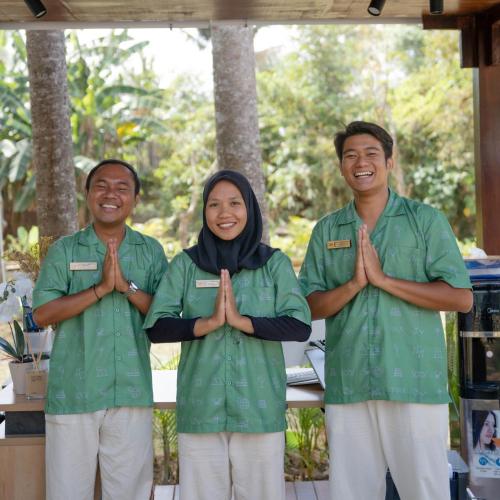 クタにあるTIKA Lombokの緑の帯衣三人組